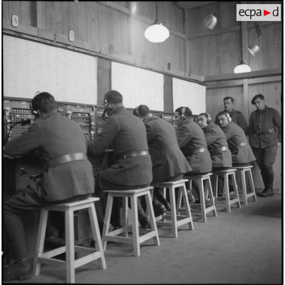 Des soldats du 28e RTrs dans un central téléphonique.