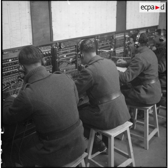 Des soldats du 28e RTrs dans un central téléphonique.