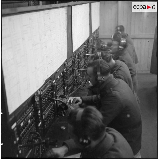 Des soldats du 28e RTrs dans un central téléphonique.