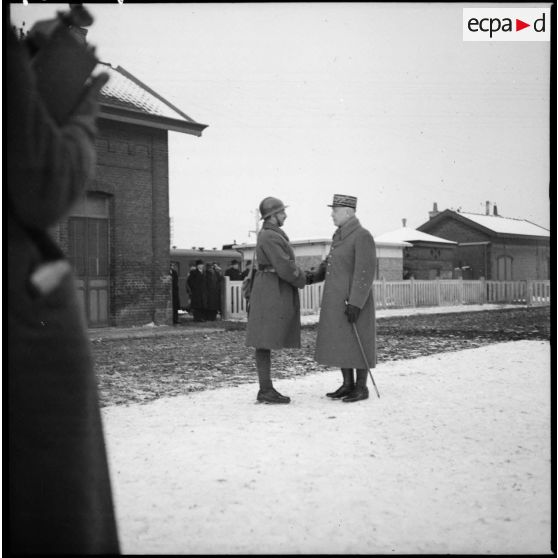 Le général Réquin s'entretient avec un officier.