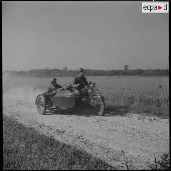 Un side-car de la 7e armée en opération.