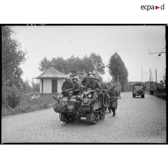 Une chenillette belge transporte des soldats de la 7e armée lors d'une opération.