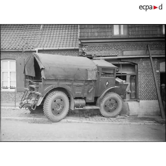 Un camion militaire accidenté.