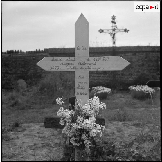 Une tombre soldat allemand (dans un cimetière) mort durant les combats de mai 1940.