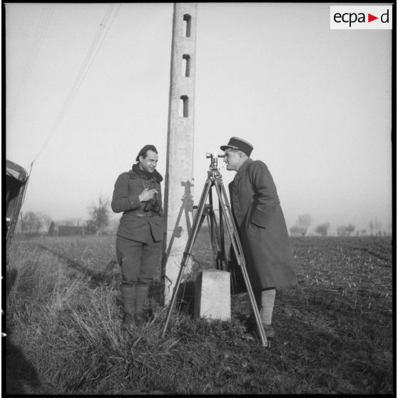 Un officier utilise un goniomètre.