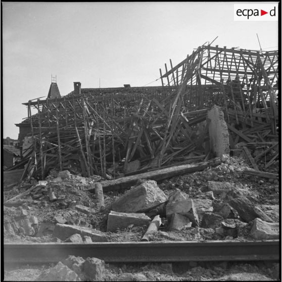 Des bâtiments en ruine dans le secteur de la 7e armée.