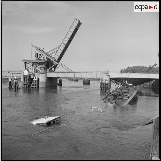 Une péniche entrain de couler.