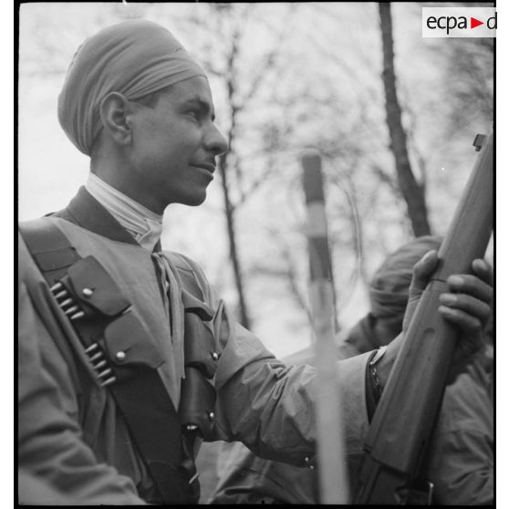 Portrait de profil d'un spahi du 7e RSA (régiment de spahis algériens) de la 2e BS (brigade de spahis) réalisé à l'occasion d'une fête traditionnelle organisée par l'unité.