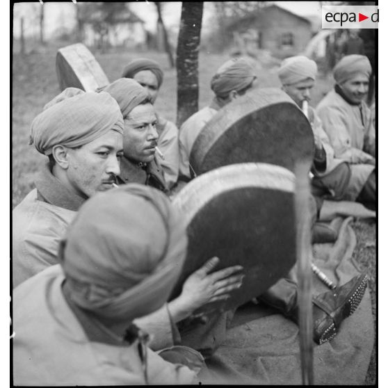 Spahis jouant d'instruments de musique traditionnels à l'occasion d'une fête organisée par le 7e RSA (régiment de spahis algériens) de la 2e BS (brigade de spahis).