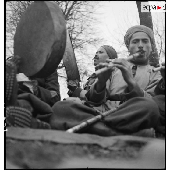 Spahis jouant d'instruments de musique traditionnels à l'occasion d'une fête organisée par le 7e RSA (régiment de spahis algériens) de la 2e BS (brigade de spahis).