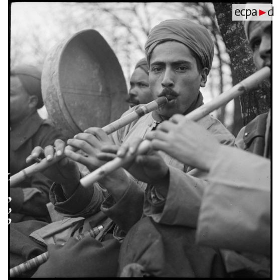 Spahis jouant d'instruments de musique traditionnels à l'occasion d'une fête organisée par le 7e RSA (régiment de spahis algériens) de la 2e BS (brigade de spahis).