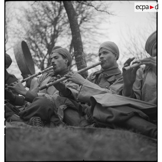 Spahis jouant d'instruments de musique traditionnels à l'occasion d'une fête organisée par le 7e RSA (régiment de spahis algériens) de la 2e BS (brigade de spahis).