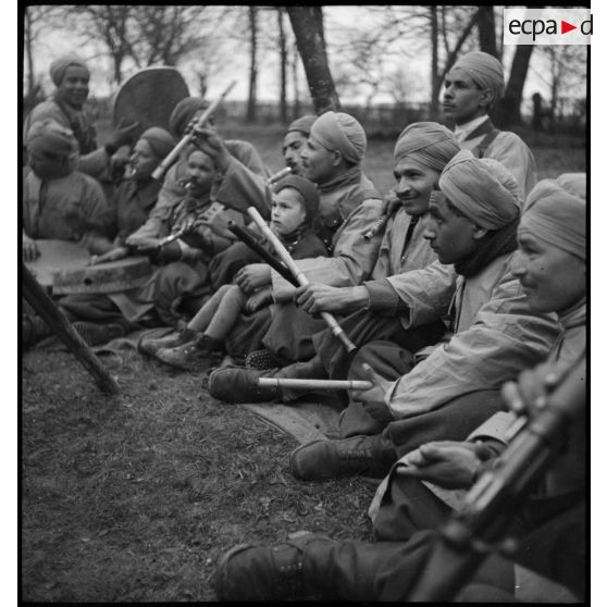 Spahis jouant d'instruments de musique traditionnels à l'occasion d'une fête organisée par le 7e RSA (régiment de spahis algériens) de la 2e BS (brigade de spahis).