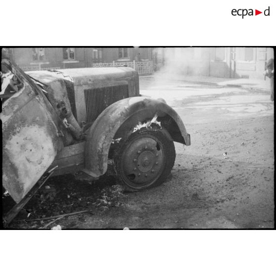 Epave d'un camion Berliet VCDT (matricule 29638), place de la gare à Hirson.