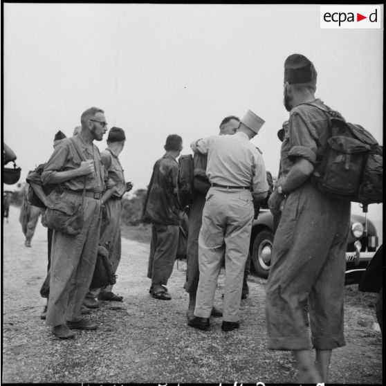 Un groupe d'officiers libérés par le Vietminh arrive au bac des Quatre colonnes près d'Hanoï.