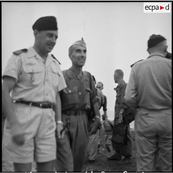 Le colonel de Winter accueillant des officiers libérés par le Vietminh à leur arrivée au bac des Quatre colonnes.