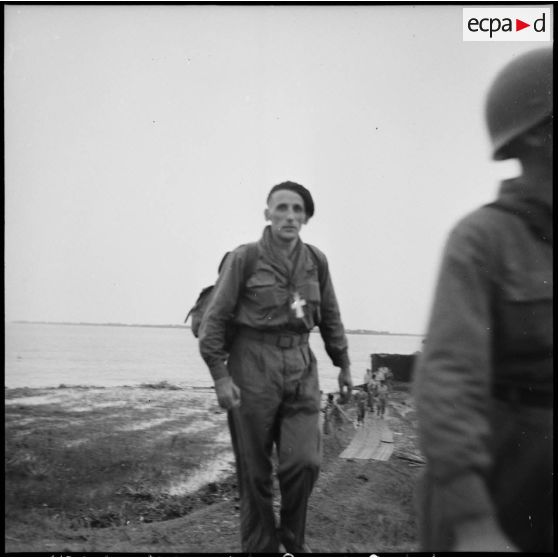 L'aumônier Heinrich parmi le groupe d'officiers libérés par le Vietminh débarquant au bac des Quatre colonnes près d'Hanoï.