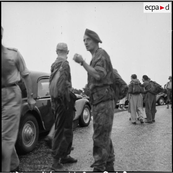 Le lieutenant-colonel Bigeard parmi les officiers libérés par le Vietminh arrivant au bac des Quatre colonnes près d'Hanoï.