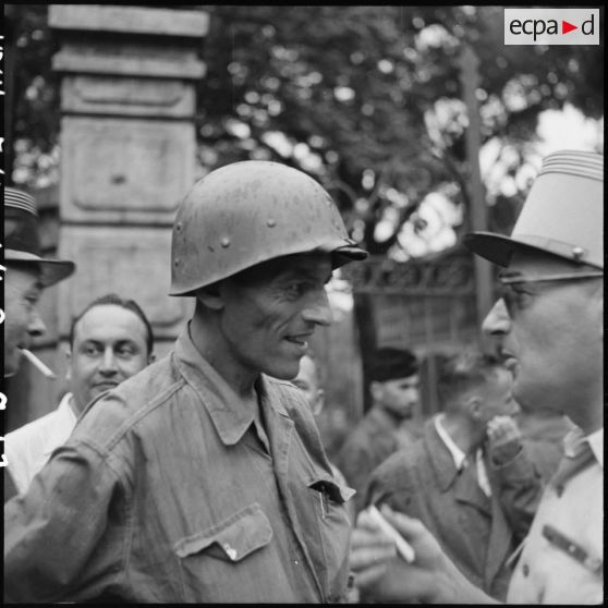 Le colonel Lalande, libéré d'un camp de prisonnier Vietminh, est accueilli par les autorités militaires devant l'hôpital Lanessan à Hanoï.