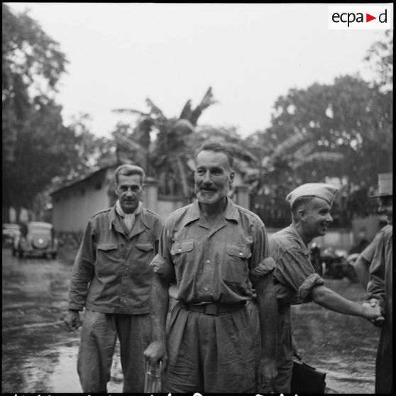 Accueil des officiers libérés par le Vietminh devant l'hôpital Lanessan à Hanoï.