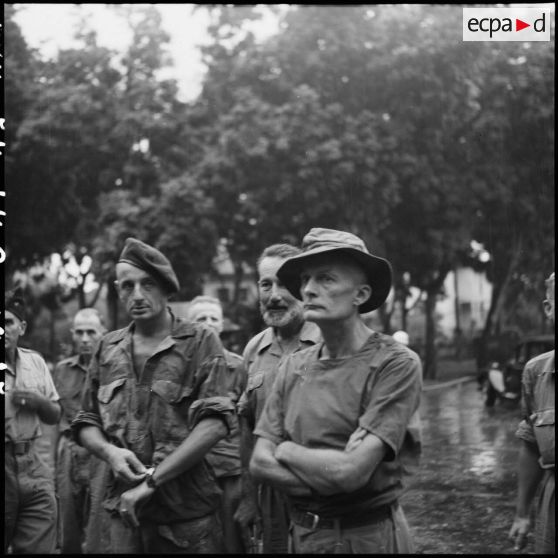 Le lieutenant-colonel Bigeard, et le colonel Langlais, sont accueillis devant l'hôpital Lanessan à Hanoï après leur libération d'un camp de prisonniers Vietminh.