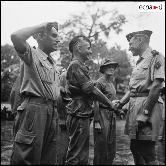 Poignée de main entre le lieutenant-colonel Bigeard et le général Cogny qui accueille des officiers libérés par le Vietminh devant l'hôpital Lanessan à Hanoï.