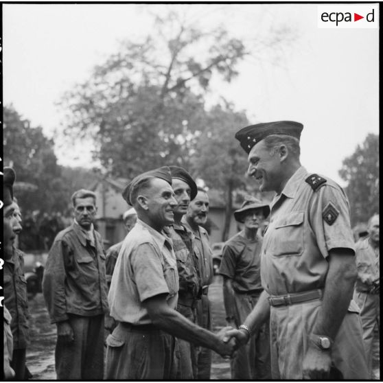 Poignée de main du général Cogny aux officiers libérés par le Vietminh devant l'hôpital Lanessant à Hanoï.