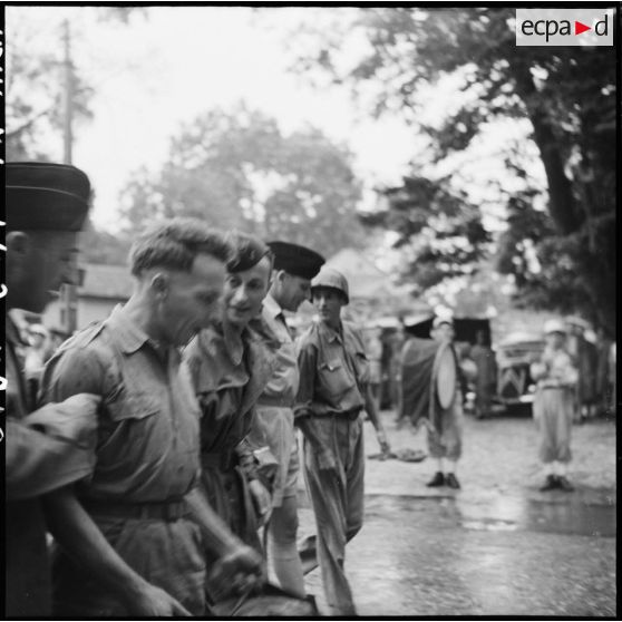 Accueil d'officiers libérés par le Vietminh devant l'hôpital Lanessan à Hanoï.