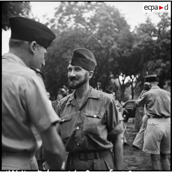 Poignée de main entre le lieutenant-colonel Lemeunier et le général Cogny qui accueille des officiers libérés par le Vietminh devant l'hôpital Lanessan à Hanoï.