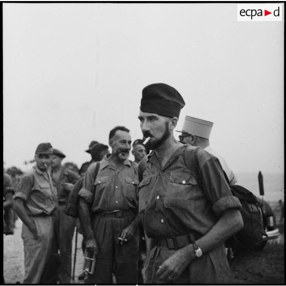 Le lieutenant-colonel Lemeunier parmi les prisonniers libérés par le Vietminh débarquant au bac des Quatre colonnes près d'Hanoï.