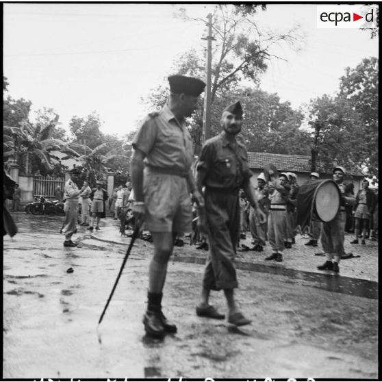 Le général Cogny accueille le lieutenant-colonel Lemeunier, libéré d'un camp de prisonniers Vietminh, devant l'hôpital Lanessan à Hanoï.