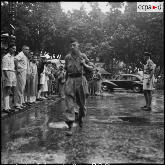 Accueil d'officiers libérés par le Vietminh devant l'hôpital Lanessan à Hanoï.