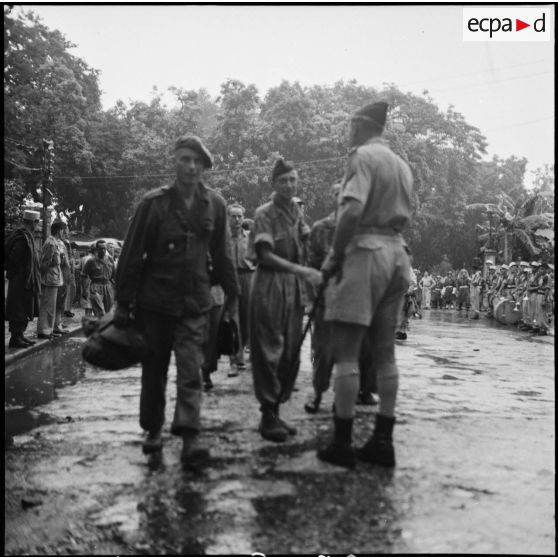 Des officiers libérés par le Vietminh sont reçus par le général Cogny devant l'hôpital Lanessan à Hanoï.