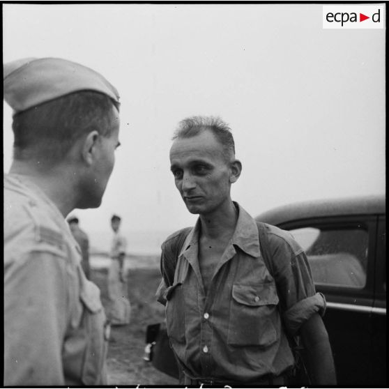 Un capitaine venu attendre les prisonniers libérés par le Vietminh retrouve un de ses amis, le commandant Clémençon.