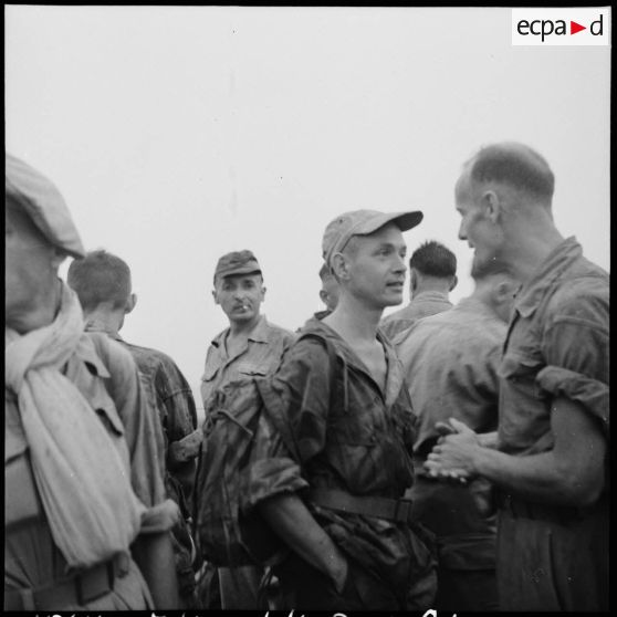 Un groupe d'officiers libérés par le Vietminh attend son transfert vers l'hôpital Lanessan à Hanoï.