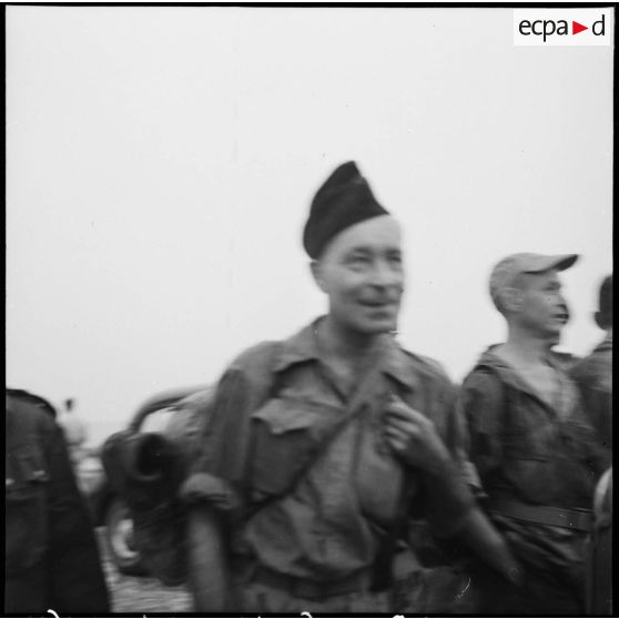 Un groupe d'officiers libérés par le Vietminh arrive au bac des Quatre colonnes près d'Hanoï.