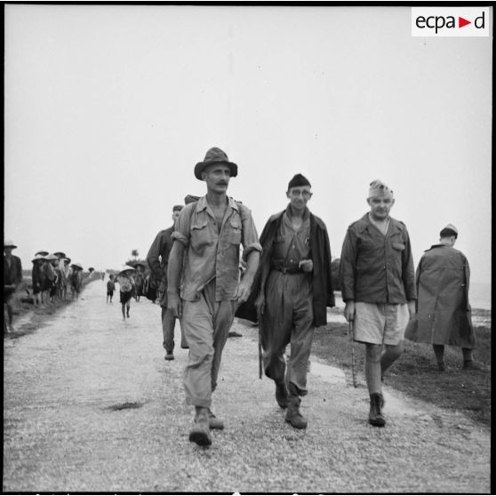 Des officiers libérés par le Vietminh se dirigent vers des véhicules pour être rapatriés à Hanoï.