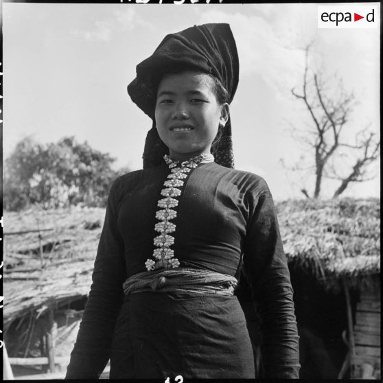 Une jeune femme Thaï en costume traditionnel, dans un village de la vallée de Diên Biên Phu.