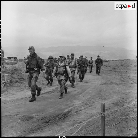 Troupes franco-vietnamiennes circulant sur le camp de Diên Biên Phu.