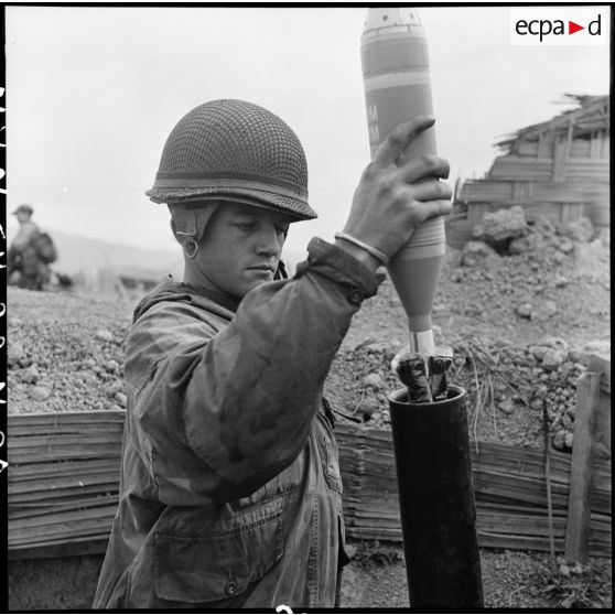 Mise en batterie d'un mortier de 81 mm dans une alvéole du camp de Diên Biên Phu.