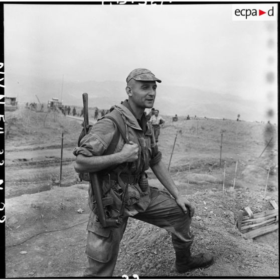 Portrait d'un parachutiste équipé de son armement sur le camp de Diên Biên Phu.