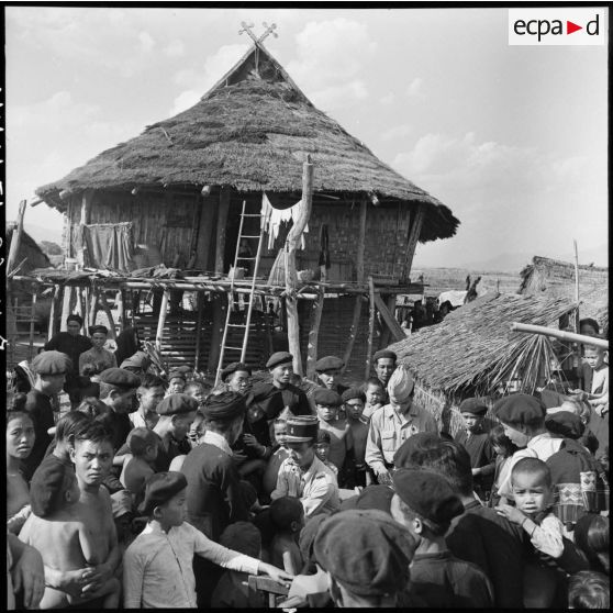 Vaccination de la population Thaï d'un village de la vallée de Diên Biên Phu par le Service de santé.