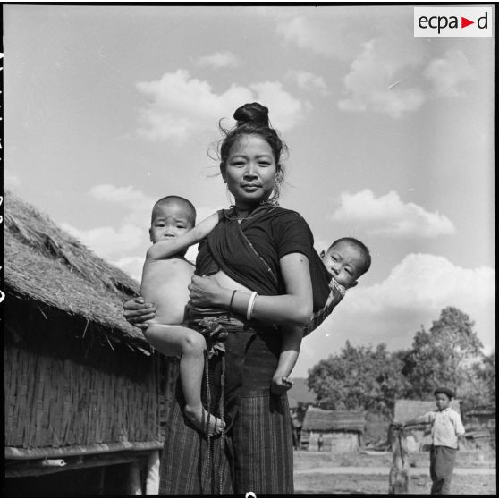 Femme Thaï d'un village de la vallée de Diên Biên Phu portant ses deux enfants.