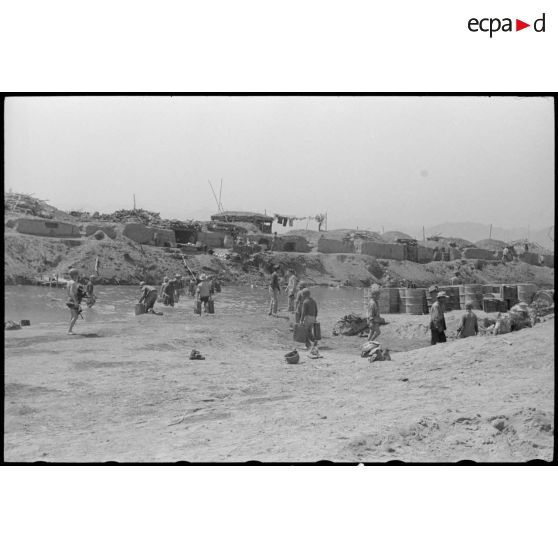 Activité des soldats au bord de la rivière Nam Youm qui traverse le camp de Diên Biên Phu.