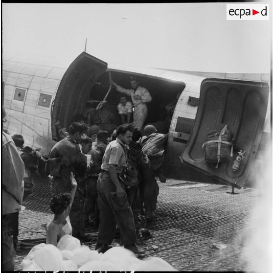 Embarquement de blessés à bord d'un avion Douglas C-47B skytrain (Dakota) au cours d'une évacuation sanitaire à Diên Biên Phu.