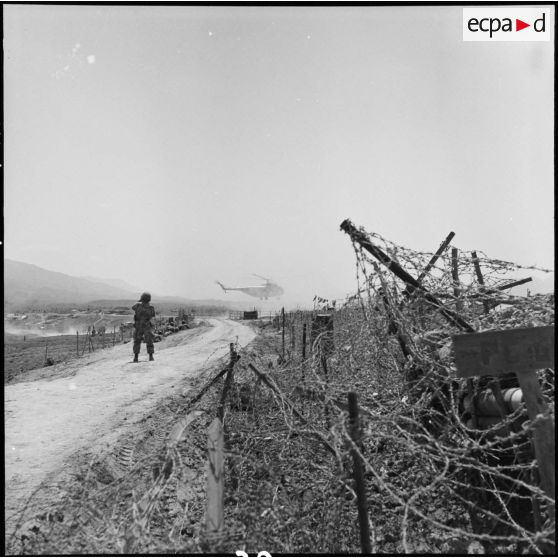 Un hélicoptère sanitaire Sikorsky S-55 s'apprête à atterrir sur le point d'appui Isabelle à Diên Biên Phu.