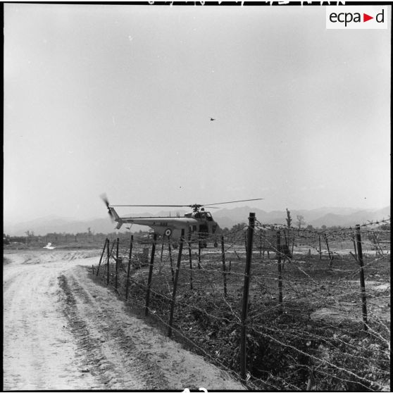 Un hélicoptère Sikorsky S-55 posé sur le point d'appui Isabelle à Diên Biên Phu au cours d'une évacuation sanitaire.