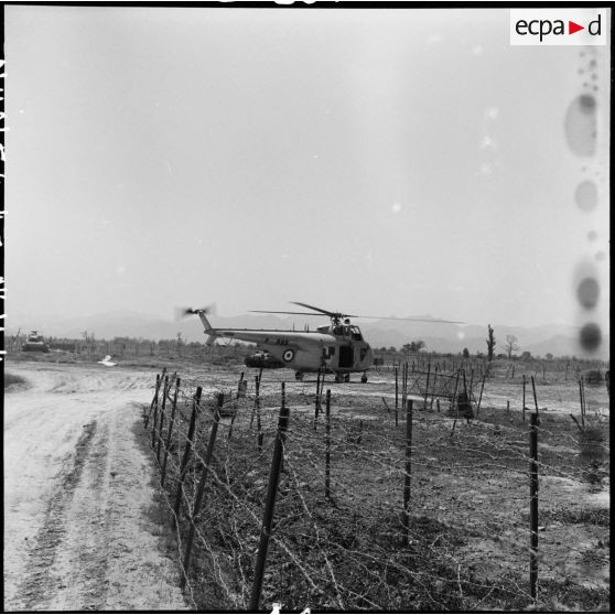 Un hélicoptère Sikorsky S-55 posé sur le point d'appui Isabelle à Diên Biên Phu au cours d'une évacuation sanitaire.