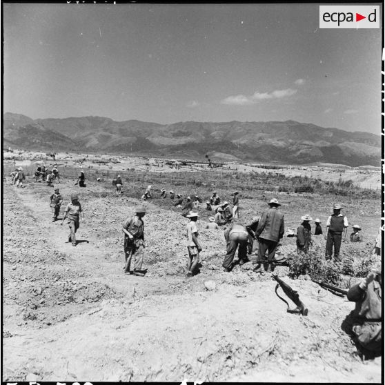 Des soldats creusent des tombes pour enterrer les morts sur le piton Isabelle du camp retranché de Diên Biên Phu.