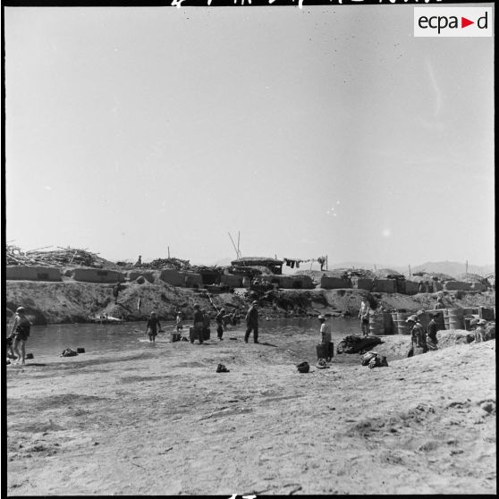 Entre deux harcèlements, les soldats font leur toilette dans la rivière Nam Youm qui traverse le camp retranché de Diên Biên Phu.